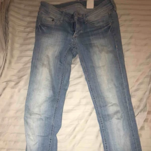  - Första paret är i st 25 från hm, säljes pga för stora. Andra paret st 24 från Levis, fint skick. 80kr styck eller 130kr för båda. Kan mötas upp i kungsbacka/göteborg annars tillkommer frakt. Tydligare bilder kan fixas vid intresse
