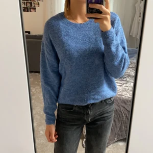 Blå tröja  - Säljer denna blåa tröja från H&M! Jättefin färg! Storleken är Xs men skulle säga att den passar en S också!