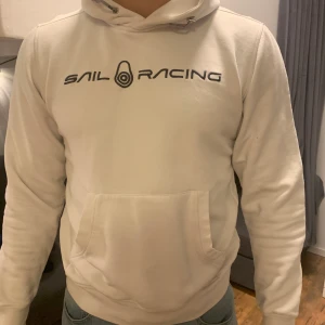 Sail racing hoodie - Säljer min vita hoodie från sail racing. Storlek Medium. Nypris 1299kr. 