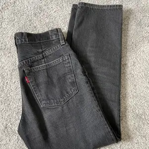 Ankellånga jeans från Levis, i modellen straight, i storlek W24. Jeansen är i fint skick, ser nästan nya ut. Säljer pga för små men passar mig på längden som är 165. Köparen står för frakten :) 