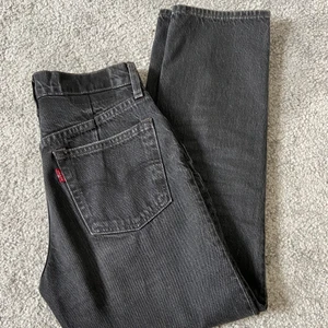 Levis jeans - Ankellånga jeans från Levis, i modellen straight, i storlek W24. Jeansen är i fint skick, ser nästan nya ut. Säljer pga för små men passar mig på längden som är 165. Köparen står för frakten :) 