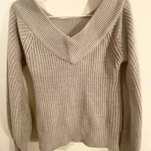 Gina Tricot Grå Stickad Tröja - Grå stickad tröja från Gina Tricot med offshoulder. Långa ärmar och en tajtare mudd längst ned på tröjan. Storlek XS. Använd ett fåtal gånger så mycket bra skick! Frakt tillkommer 