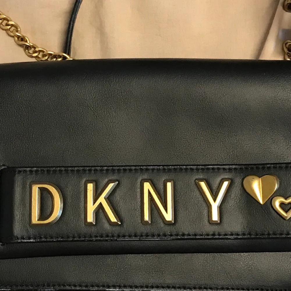 Super fin äkta DKNY väska som jag fick av en familjemedlem, tyvär så är den inte min stil men super fin ändå🖤 väskan är äkta och köpt för 2år sedan för2000kr. Den är i bra skick, frakt: 50kr. Väskor.