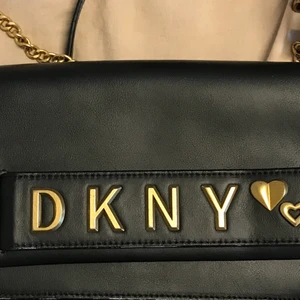 DKNY väska - Super fin äkta DKNY väska som jag fick av en familjemedlem, tyvär så är den inte min stil men super fin ändå🖤 väskan är äkta och köpt för 2år sedan för2000kr. Den är i bra skick, frakt: 50kr