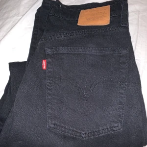 Ribcage Straight Ankle Jeans - Säljer mina absoluta favorit jeans då dom är för stora för mig. Jag har knappt hunnit använda dom och den svarta färgen håller verkligen trots flera tvättar! 