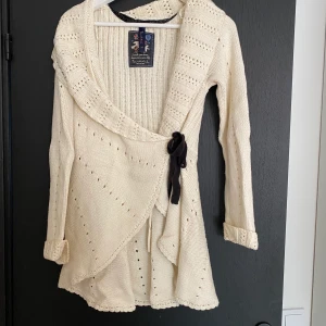 Bondelid kofta  - Långärmad kofta. Kan knyta med mindre snörre inne i koftan så det sitter bättre. Storlek M. Använd 3 gånger. 