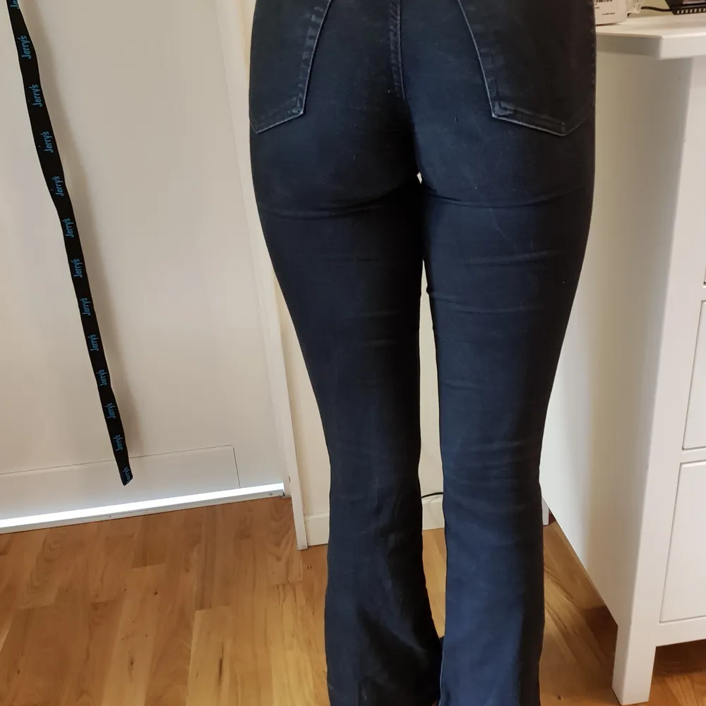Svarta curve bootcut jeans från Cubus. Originalpris 599 kr. Har blivit för korta för mig så därför säljer jag dem. Jag är 173 cm lång. Stl XS. Normal passform. Stretchiga. Inte mkt använda. Tvättade 2 ggr. Köparen står för frakten. Swish. . Jeans & Byxor.