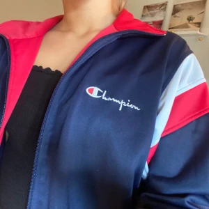 Champion tjocktröja - En jacka/tjocktröja från champion i begagnat men ändå fint skick! Storlek medium men sitter fint på mig som är S också. Frakt tillkommer. Buda från 100!