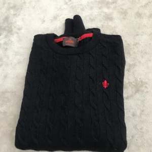 Morris kabelstickad tröja  - Köpt på NK, Mycket bra skick, sitter som en S