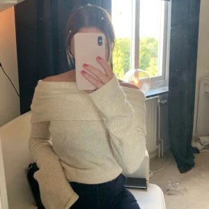 GOSIG stickad tröja!!!🥺🥺 - Säljer nu denna supermysiga stickade tröja från Bik Bok. Den funkar både som krage men även med off shoulder🥰