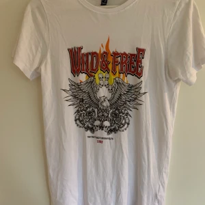 Tshirt - s - Tshirt i storlek S, använd fåtal gånger! 70kr + 44kr frakt!