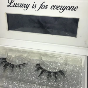 Fransar - Ett par fina fransar från Lashmeup. Använda 1 gång. Frakt ingår! 