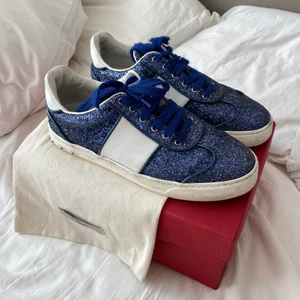 Valentino Flycrew - Valentino Flycrew sneakers, glittriga blåa i storlek 39!! Supersnygga!! Ganska välanvända, lite slitna skosnören och en nit saknas