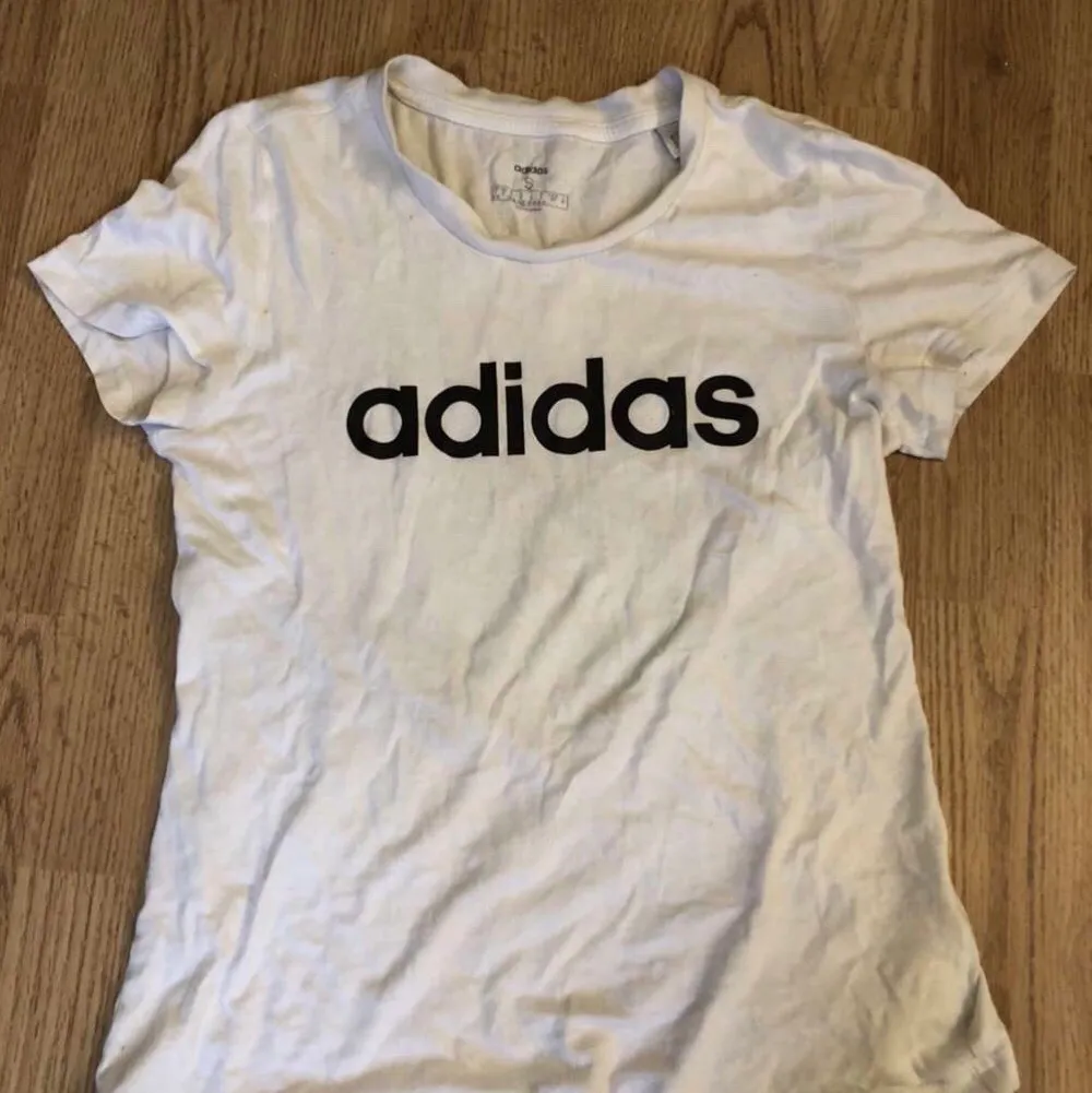 Säljer denna adidas tröja, köparen står för frakten💗. T-shirts.