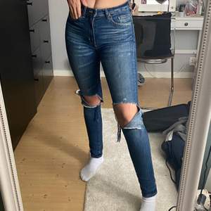 Skinny jeans från H&M med hål på knäna som spräckt upp. Använda men fortfarande bra skick, vet ej storlek utom 27 som står på lappen. Skulle gissa på storlek 34 🖤✨