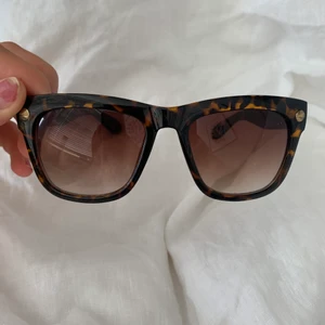 Solglasögon!  - Supersnygga solglasögon i ett fint brun melarat mönster! 💜🌈🧡❤️🍿 Passar till allt och har fina gulddetaljer! Helt oanvända! Köparen står för eventuell frakt 🚚 💞