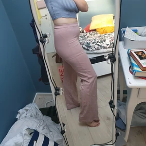 Ilse Jacobsen Yoga Pants - Helt oanvända Ilse Jacobsen Yoga byxor. Sjukt sköna och stretchiga, står ingen storlek men passar lätt allt mellan S/M till M/L. Köpta för 699kr för ett år sen, men aldrig kommit till användning. Sköna hemma eller med en snygg sweater såhär på hösten. 