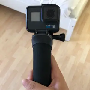 Säljer min GoPro då jag ej får användning för den! Riktigt bra kamera och väldigt kul att använda om man reser eller åker skidor! Medföljes: Minneskort, GoPro hero 6, handtag som flyter. Laddas med en vanlig USBkabel! Bra skick och har aldrig upplevt några problem med kameran. Rensar självklart minneskort innan försäljning. Nypris: 6000 kr