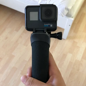 GoPro hero 6 - Säljer min GoPro då jag ej får användning för den! Riktigt bra kamera och väldigt kul att använda om man reser eller åker skidor! Medföljes: Minneskort, GoPro hero 6, handtag som flyter. Laddas med en vanlig USBkabel! Bra skick och har aldrig upplevt några problem med kameran. Rensar självklart minneskort innan försäljning. Nypris: 6000 kr