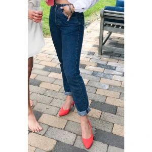 Vintage jeans Crocker - Otroligt vina vintage jeans i märket Crocker. Älskar dem men tyvärr för små nu. Knappar fram och höga i midjan. W:28 L:32