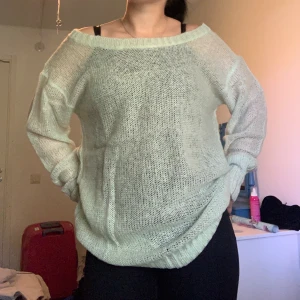 Stickad tröja - Tunn stickad tröja i en mintgröna färg. Aldrig använd endast testad för bilden