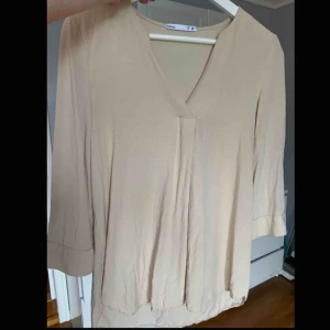  - Fin beige blus köpt på en butik i Barcelona☀️ använd ett fåtal gånger och är super fin till ett par jeans🌸