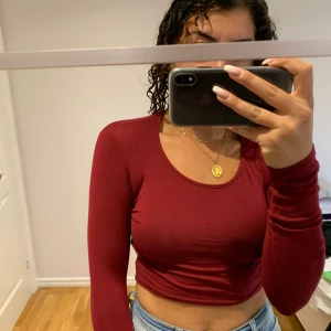 Mörkröd snygg croptop - Använd endast en gång! Stretchig och mjuk topp! Lite genomskinlig 