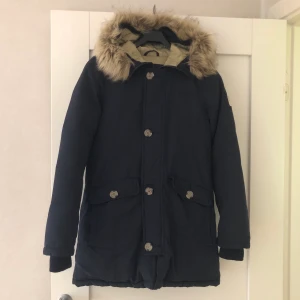 Svea jacka Miss Smith stl xs! - Blå Svea jacka Miss Smith stl xs, väldigt fint skick använd 2 säsonger. Nypris ca 3499. Köparen står för ev. frakt! Swish finns!