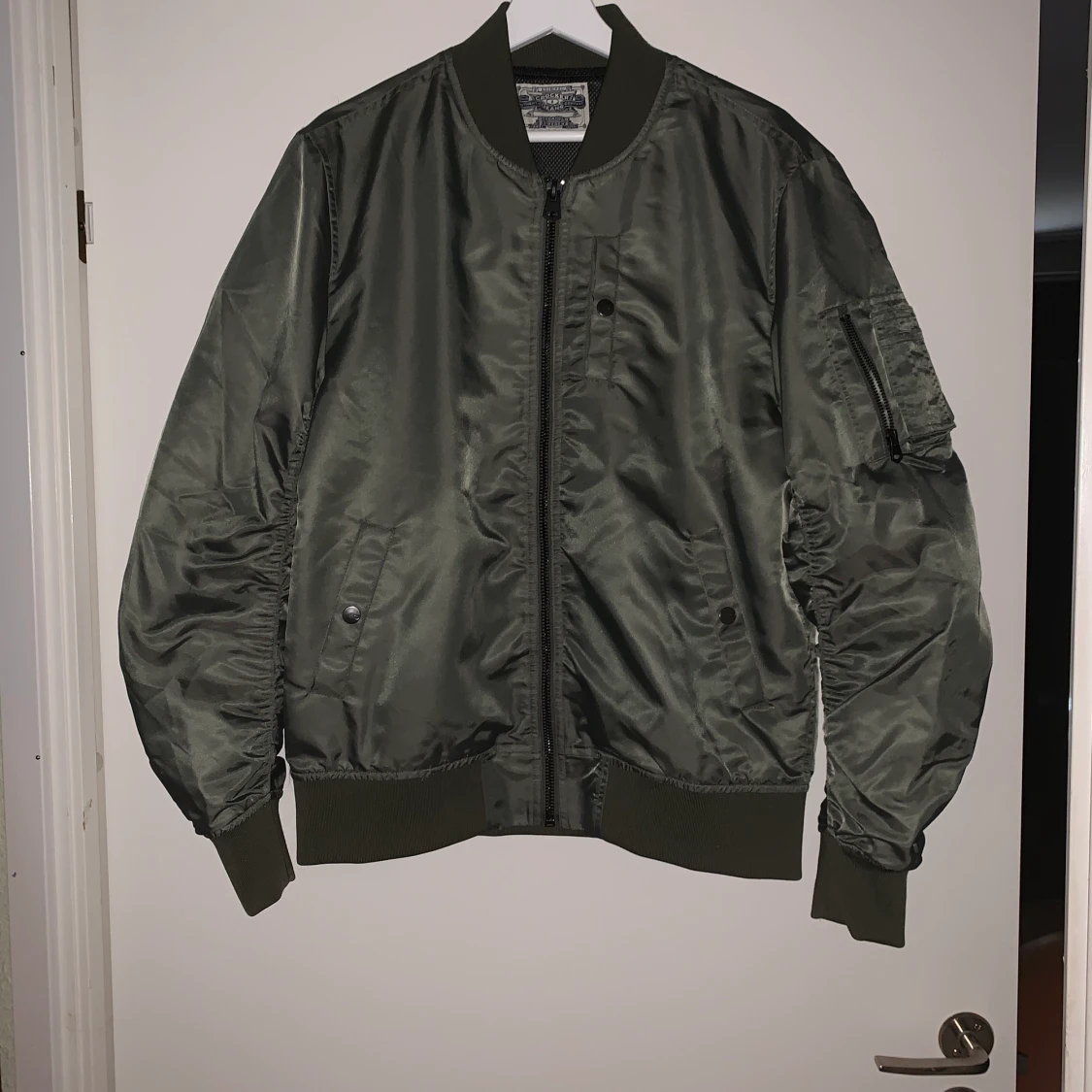 Militärgrön bomberjacka
