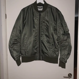 Militärgrön bomberjacka - Militärgrön bomberjacka från Crocker. Helt oanvänd!