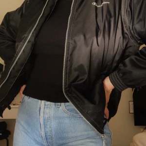 Champion jacka  - Champion jacka. Använt skick. Bud är på 200. Buda i kommentarerna.