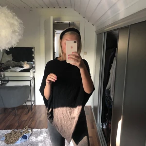 Super fin poncho 💕💕 - En helt vanligt svart poncho i storlek S💕💕