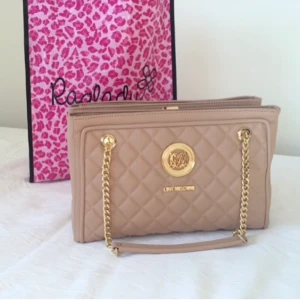 Moschino  - Använd endast 3 gånger så den är i väldigt gott skick , nypris är ca 2000kr