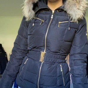 hollies jacka - säljer min gamla jacka 🤩🤩 köpte den för några år sen så den kommer inte till användning längre, köpte den för 4500kr och pälsen är tyvärr äkta. priset kan diskuteras!!!