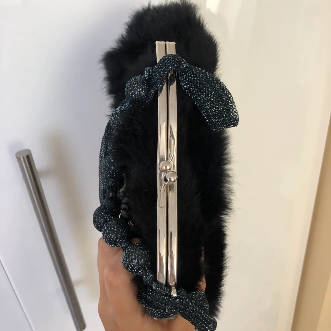Svart fluffig clutch bag - 91