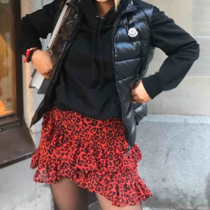 Moncler väst - Äkta Moncler väst i modellen Ghany, storlek 00. Perfekt skick, köpt på NK. Prislapp finns. Passar till alla väder! 🌟🌟