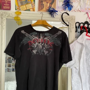 T-shirt  - Säljer denna T-shirt💞💞 frakt: 66kr💕  om flera är intresserade blir det en budgivning🤝 (finns ett hål under armen se tredje bilden) 