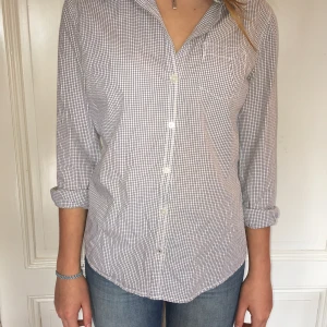 H&M skjorta - Mycket fin krispig blå vit rutig med kibtrast vid armslut