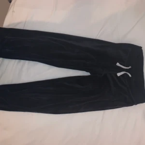 Svarta mjukisar - Säljer dessa då dem blivit för små! Sitter tight på en S