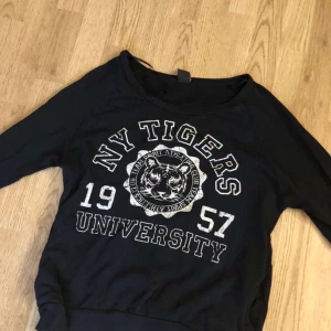 Tröja  - Säljer denna fina tröja ifrån Gina, köparen står för frakt💗