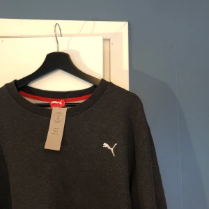 Sweatshirt Urban Outfitters strl. L - Köpte denna unika vintage-sweatshirt från Urban Outfitters för 2 veckor sedan, har kvitto kvar. Jag säljer på grund av att den är för stor för min smak, och för att jag inte pallar skicka tillbaka den bort till Storbritannien. Märket är Puma, skicket är nytt, tröjan är skön och den är i strl L och sitter oversized. 