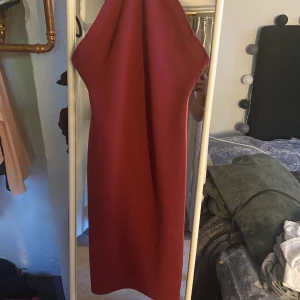 Klänning storlek M  - En vinröd klänning ifrån BikBok aldrig använd endast testad. Super stilig och bekväm till fest eller finare tillfällen 