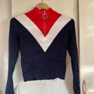 Blå, vit och röd tröja med dragkedja en bit, jätte skön och super fint skick, säljes pga inte kommer till användning! 10kr+frakt 