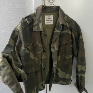 Camo jacka - Använder ej, väldigt bra skick då jag inte har använt den mycket. Buda