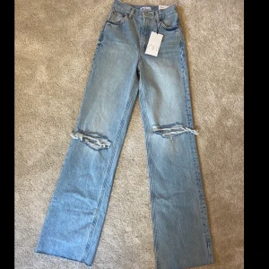 Zara jeans  - Hej! Säljer dessa populära jeans från zara då jag hade beställt fel storlek! De är helt nya och endast testade då jag fick hem de idag. De påminner om de populära jeansen från Gina. Om flera är intresserade blir det budgivning! (Priset är exklusive frakt)❤️