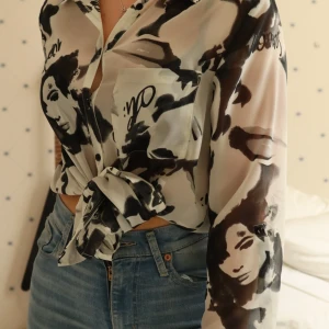 Blus - Snygg blus med ett coolt mönster. Har klippt i den själv för att kunna styla den som på första bilden, den är alltså lång i fram och kort i bak för att knytningen ska bli snygg! 