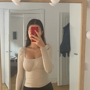 Gina Tricot Topp stek xxs - Söt topp från Gina i gammalrosa/ beige. Toppen är i storlek xxs men skulle säga att den passar både xs och s, då jag själv har storlek xs. Säljer pga inte rkt min stil och aldrig använd. 