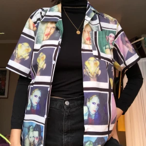 Grunge kortärmad skjorta - Säljer denna coola grunge-inspererade skjorta. Har sytt till en knapp så den kan stängas hela vägen upp om man önskar, men endast använt den 1 gång! Storlek L men sitter oversized på någon som har S/M. Kund står för frakt🖤 !LEDANDE BUD: 300 kr !