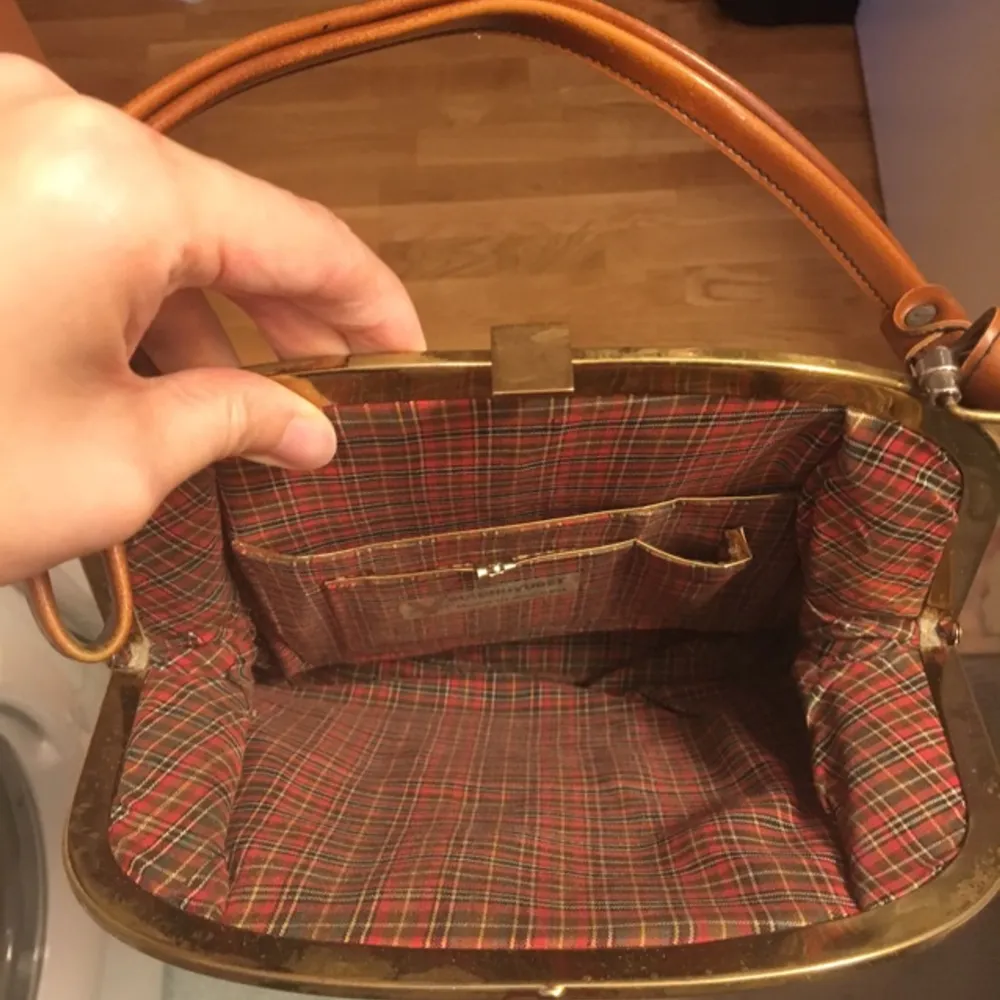 This is a Swedish design handbag in 60's. brand:Guldhuvudet
Except for needing to clean out a bit dust inside of the bag, otherwise, it's in excellent condition. Väskor.