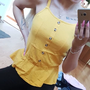 Peplum linne - Jättefint gult Peplum linne. Står storlek 32/34 Men passar mig som har storlek S, den är nästan lite stor tillochmed. Använt 1-2 gånger i somras. 70 kr 🌸